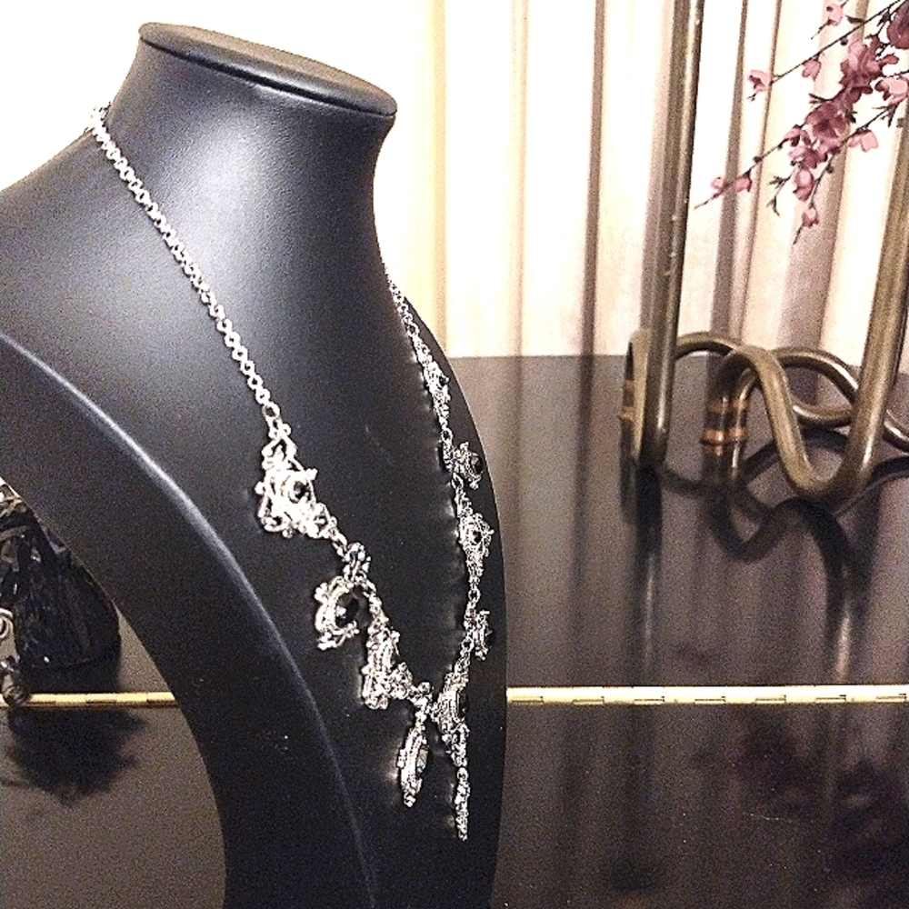 Jewelry set.